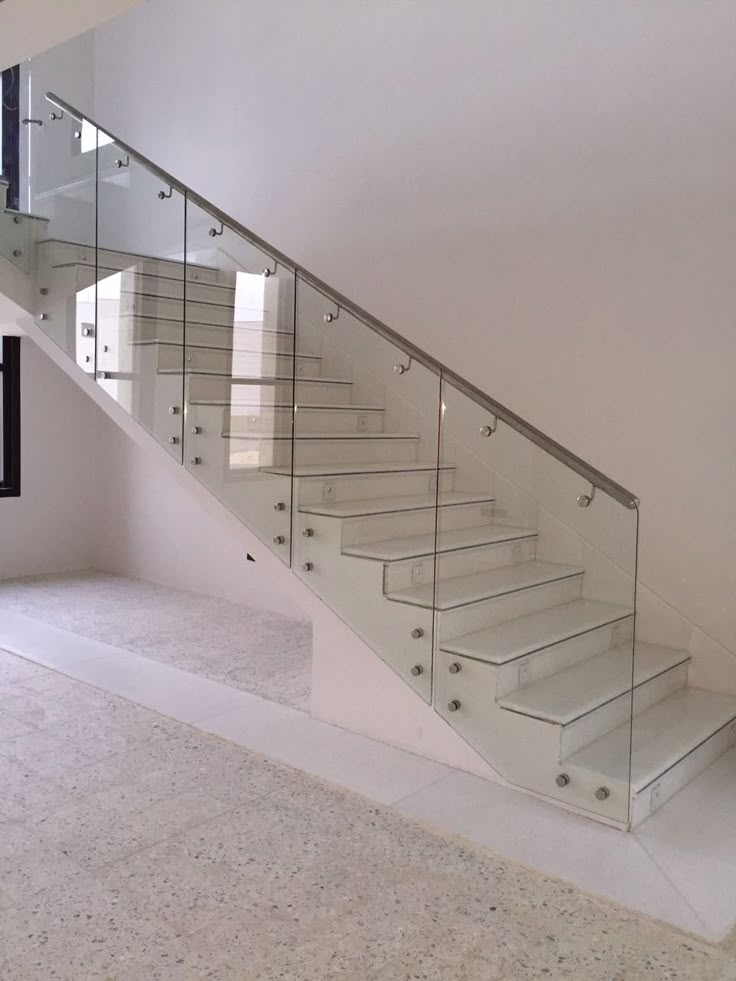 ESCALERAS CON PASAMANOS EN VIDRIO TEMPLADO